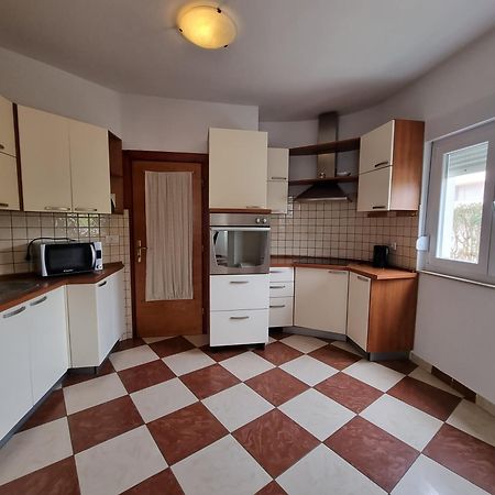 The Florens Residence Near The Beach With The Pool, Bbq And Kids Playground, Zadar Diklo Kamer foto