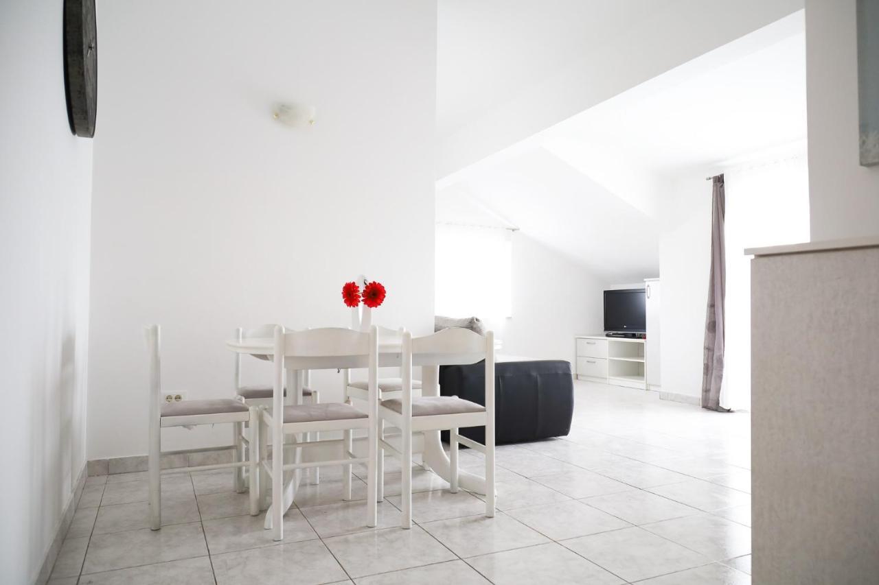 The Florens Residence Near The Beach With The Pool, Bbq And Kids Playground, Zadar Diklo Buitenkant foto